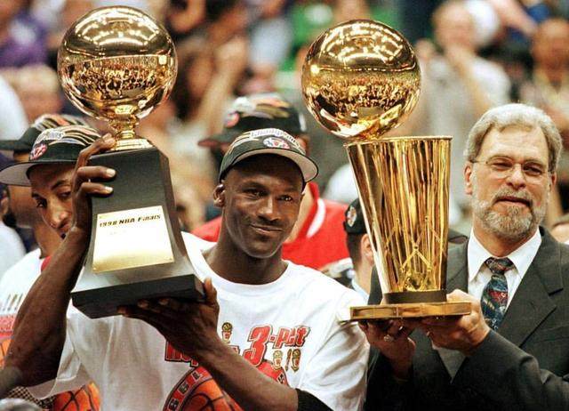 王伟：亚泰中期想引进更好的球员，但这些球员不愿冒巨大风险（王伟：亚泰计划中期补强，但优质球员因风险顾虑拒绝加盟）